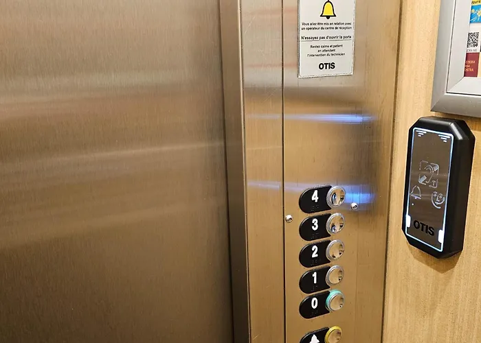 فندق Du Commerce Et De Navarre 2*