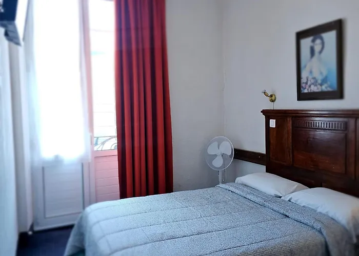 Du Commerce Et De Navarre فندق